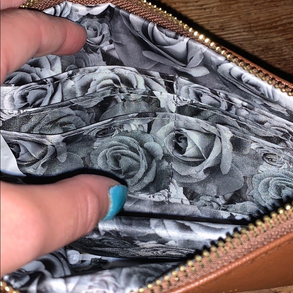 Adrienne Vittadini Clutch w/ portable charger - Picture 3 of 6